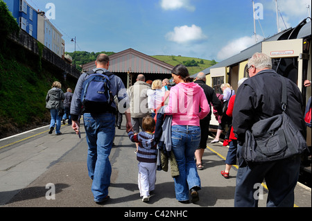 Passanten auf dem Bahnsteig in Kingswear nach der Ankunft von Dampfzug von Paignton Devon England uk Stockfoto