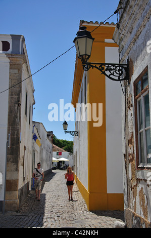 Engen, gepflasterten Straße in Old Town, Faro, Region Distrikt Faro, Algarve Portugal Stockfoto