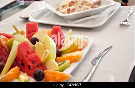 Früchte auf weißen Teller mit Spaghetti im Hintergrund Stockfoto