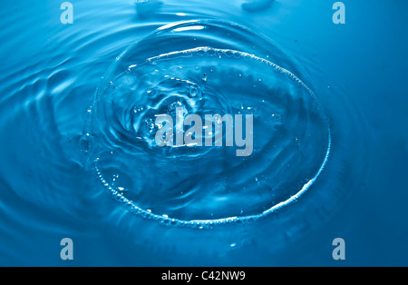 Blaue Textur des Wassers sinkt im Kreis Stockfoto