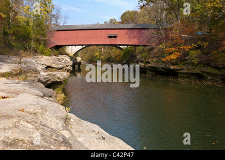 Narrows Covered Bridge, erbaut im Jahre 1882 über Sugar Creek im Türkei Run State Park in Parke County, Indiana, USA Stockfoto