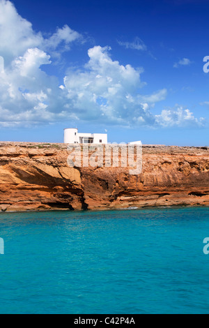 Formentera-Balearen-Insel vom Meer Westküste rote Berge Stockfoto