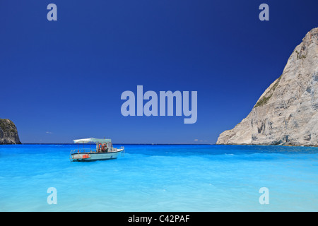 Schiff vor Anker am Navagio Strand (auch bekannt als Schiffbruch), Insel Zakynthos Stockfoto