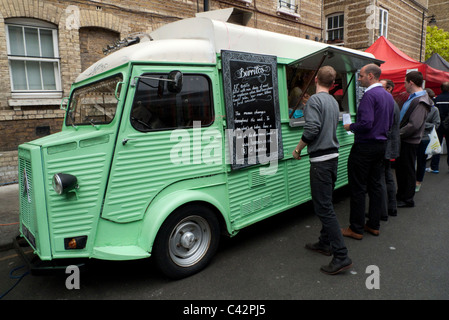 Kunden kaufen Mahlzeiten mittags aus Luardo van in Whitecross Street Market in der Nähe der Barbican in London UK KATHY DEWITT Stockfoto