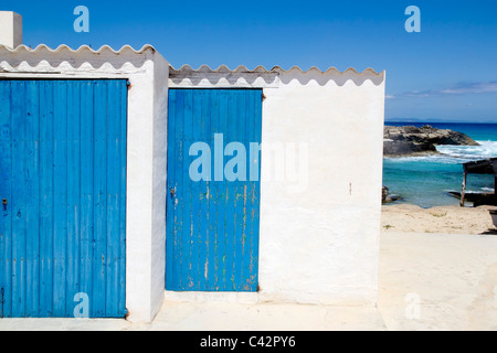 Es Calo Escalo Formentera Balearen Holztür Architektur blau weiß Stockfoto