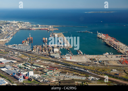 Luftaufnahme des Table Bay Harbour in Kapstadt mit Robben Island im Hintergrund sichtbar. Stockfoto