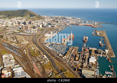 Luftaufnahme des Table Bay Harbour und Teile der CBD in Cape Town, Südafrika. Stockfoto