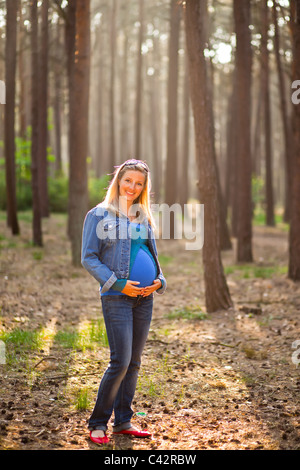 Schwangere Frau im Wald Stockfoto