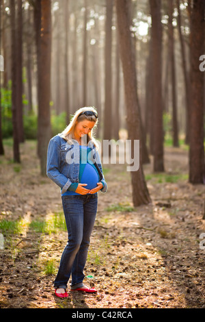 Schwangere Frau im Wald Stockfoto
