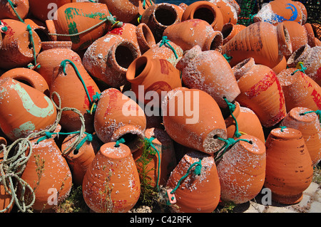 Krabbenkännchen aus Ton, Porto de Baleeira, Sagres, Algarve, Portugal Stockfoto