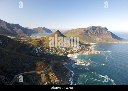 Luftaufnahme von Kapstadts Atlantikküste mit den Vororten von Llundudno (Mitte) und Hout Bay (Hintergrund). Stockfoto