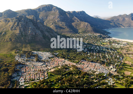 Luftaufnahme des Township Imizamo Yethu (aka Mandela Park) und ein Teil der Vorstadt von Hout Bay in Cape Town, Südafrika. Stockfoto