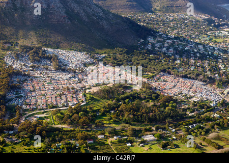 Luftaufnahme von Imizamo Yethu Township (aka Mandela Park) in Hout Bay in Cape Town, Südafrika. Stockfoto
