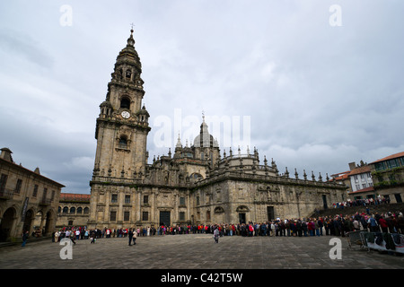 Menschen Schlange, um in Kathedrale von Santiago de Compostela durch Puerta Santa (Heilige Pforte) und berühren die Statue des Hl. Jakobus. Stockfoto