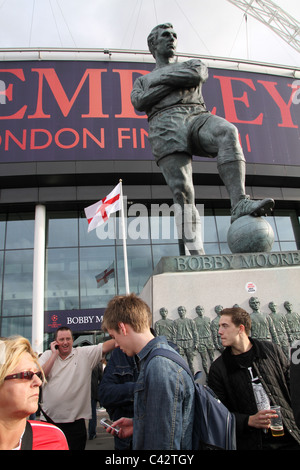 Barcelona und Manchester United Fans von Bobby Moore Statue außerhalb Wembleystadion in London, während der Fußball-UEFA Finale 2011 Stockfoto