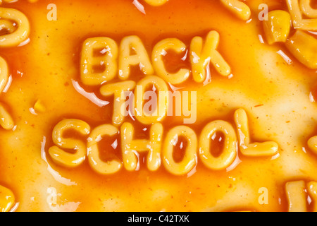 Alphabet geformten Nudeln bilden BACK TO SCHOOL in Tomatensauce Stockfoto