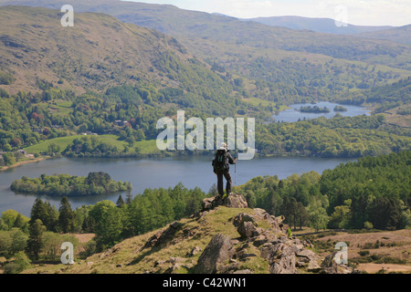 Wanderer auf der Suche über Grasmere im Lake District in England. Stockfoto