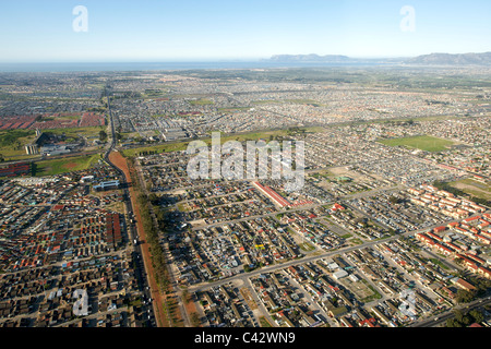 Luftaufnahme, Blick nach Süden über Nyanga Township und hinunter die M22 (neue Eisleben Straße) in Richtung False Bay in Kapstadt, Südafrika Stockfoto
