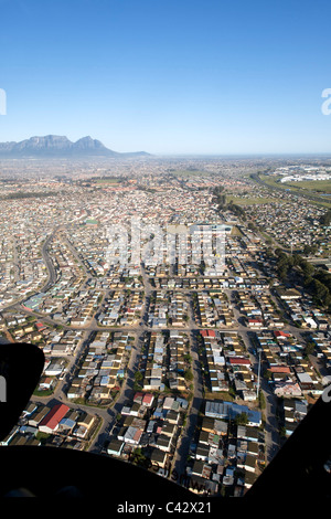 Blick über die Häuser der Kreuzung in der Nähe von dem Flughafen in Kapstadt, Südafrika. Stockfoto