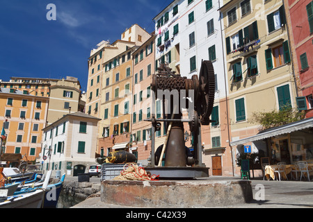 Blick auf kleinen Hafen mit den typischen bemalten Häusern in Camogli, kleine Stadt in Ligurien, Italien Stockfoto