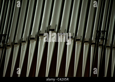 Nahaufnahme von den Pfeifen der Orgel in Lyndhurst Halle, AIR Studios. Dellen können in den Rohren gesehen werden. Stockfoto