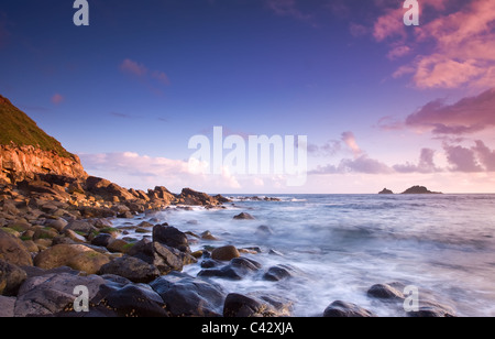 Mit Blick auf die Brisons von Priester Bucht, Cape Cornwall, England UK Stockfoto