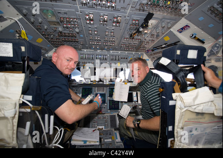 NASA-Astronauten Mark Kelly (L) und Greg H. Johnson auf die Raumfähre Endeavour Andocken an die internationale Raumstation Stockfoto