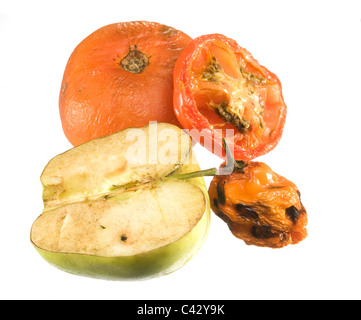 Alten Faule Tomaten, eine Chilischote und einen Apfel hatte alle für ein paar Wochen im Kühlschrank gelassen worden und sind verfallen. Stockfoto