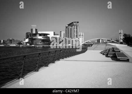 Die Lowry, Millennium Bridge und Wohnungen, entnommen, außerhalb des Imperial War Museum, Salford Quays, Manchester, UK Stockfoto