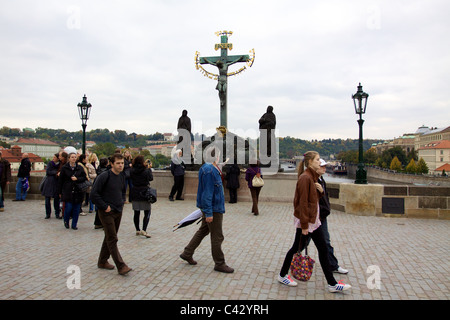 Statuen auf der Karlsbrücke in Prag Stockfoto