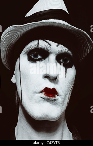 Gesicht von Mime mit dunklem Make-up auf schwarzem Hintergrund closeup Stockfoto