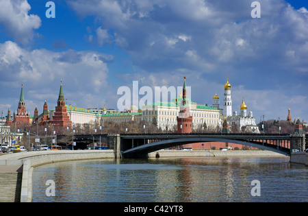 Blick auf den Kreml entlang der Moskwa Stockfoto