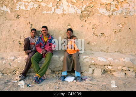 Beduinen-Familie, Qasr Al Farafra Dorf, Farafra Oase, Ägypten Stockfoto