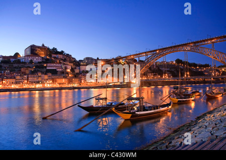 Porto Wein tragen Barcos (Schiffe), Fluss Douro und Skyline der Stadt Porto (UNESCO Weltkulturerbe), Portugal Stockfoto