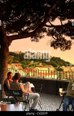 Cafe und Castelo de Sao Jorge, Miradouro da Graça, Lissabon, Portugal Stockfoto