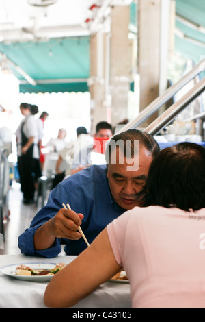 bei den segensreichen Tong Kee, Hähnchen-Reis-Restaurant in Singapur Stockfoto