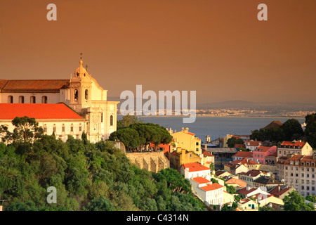 Kirche Santo Estevao und Stadtteil Alfama, Lissabon, Portugal Stockfoto