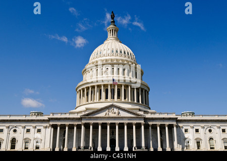 WASHINGTON, DC, Vereinigte Staaten – das Kapitol der Vereinigten Staaten steht majestätisch auf dem Kapitol Hill, dessen berühmte Kuppel sich über dem Ost- und Westflügel erhebt, in dem sich der Senat und das Repräsentantenhaus befinden. Dieses neoklassizistische Meisterwerk, Sitz des US-Kongresses, dient als Sitz der Legislativabteilung der Bundesregierung. Seine markante weiße Fassade und seine große Architektur machen ihn zu einem der bekanntesten Symbole der amerikanischen Demokratie und Regierungsführung. Stockfoto