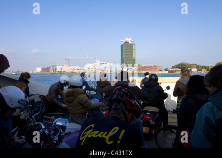 Amsterdam-Skyline aus der Fähre gesehen Stockfoto