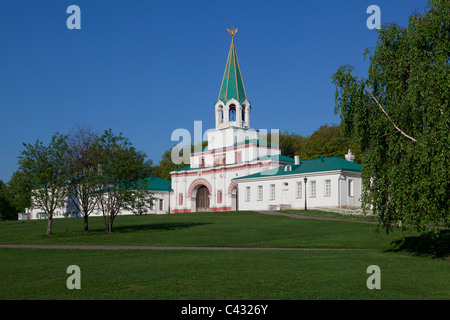 Die vordere Tor (1671-73) und Colonel's Palast bei kolomenskoye Immobilien in Moskau, Russland Stockfoto