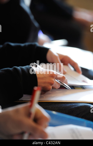 Junge Menschen Arbeit Antragsformulare für Ausbildung Schema ausfüllen. Stockfoto