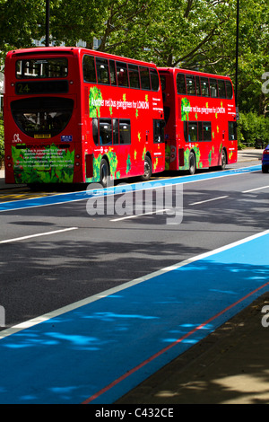 Zwei Londoner Doppeldecker-Busse mit Radsport Lane im Vordergrund Stockfoto