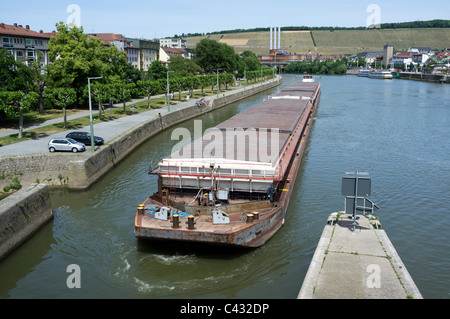 Ein großer Kahn am Fluss Maine, Deutschland, Eintritt in das Schloss bei Würzburg. Stockfoto