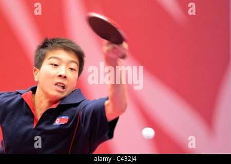 Kim Kwang Song von Team DPR Korea im Wettbewerb in den 2010 Singapur Jugend Olympischen Spielen Tischtennis Mixed Team 3.Platz Playoffs. Stockfoto