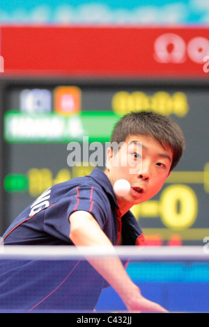 Kim Kwang Song von Team DPR Korea im Wettbewerb in den 2010 Singapur Jugend Olympischen Spielen Tischtennis Mixed Team 3.Platz Playoffs. Stockfoto