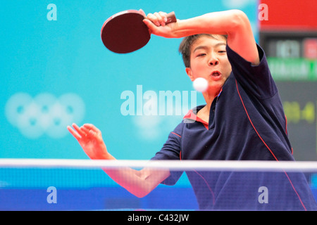 Kim Kwang Song von Team DPR Korea im Wettbewerb in den 2010 Singapur Jugend Olympischen Spielen Tischtennis Mixed Team 3.Platz Playoffs. Stockfoto