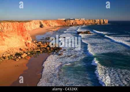 Praia do Tonel und Fortaleza de Sagres, Sagres, Algarve, Portugal Stockfoto