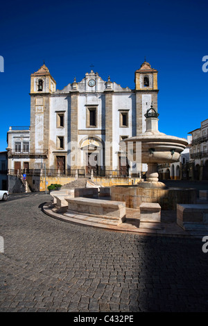 Praça do Giraldo und Ingreja Santo Antao, Evora (UNESCO Weltkulturerbe), Alentejo, Portugal Stockfoto