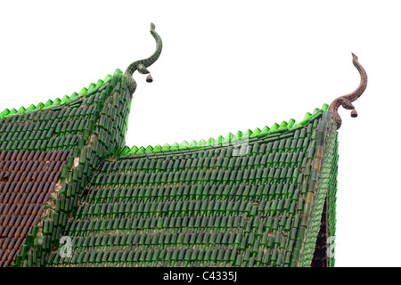 buddhistische Tempel Dach aus leere Glasflasche isoliert auf weiss, thailand Stockfoto