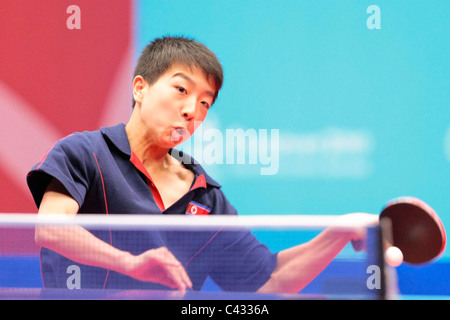 Kim Kwang Song von Team DPR Korea im Wettbewerb in den 2010 Singapur Jugend Olympischen Spielen Tischtennis Mixed Team 3.Platz Playoffs. Stockfoto